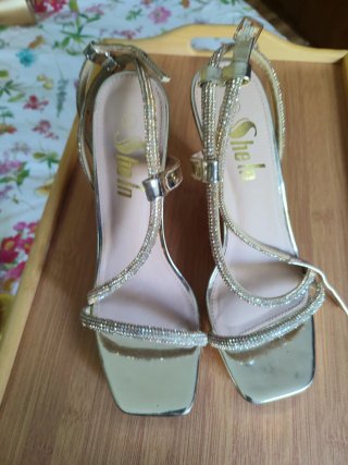 Sandalias doradas tacón alto con pedrería