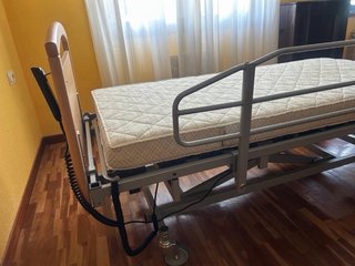 Cama articulada con colchón y barandillas