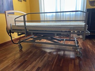 Cama articulada con colchón y barandillas