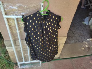 Blusa negra con estampado dorado