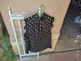 Blusa negra con estampado dorado