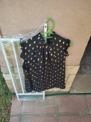 Blusa negra con estampado dorado