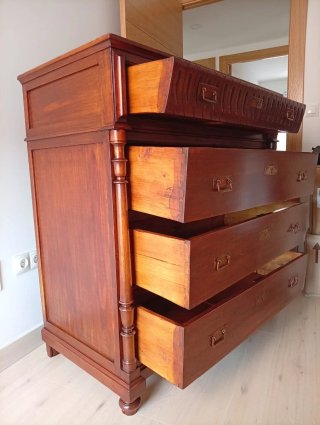 Cómoda antigua de madera y mármol en superficie.