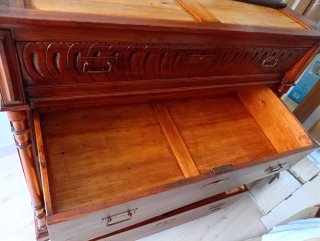 Cómoda antigua de madera y mármol en superficie.