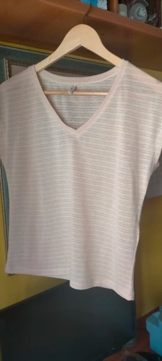 Camiseta rosa brillo escote pico