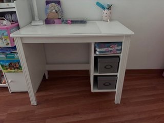 Mesa de estudio blanca