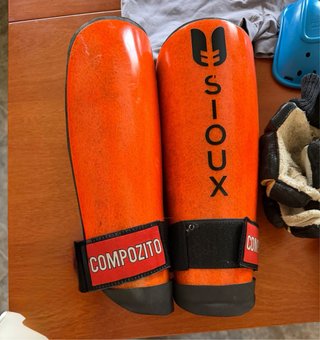 Conjunto protecciones hockey Sioux y Reno