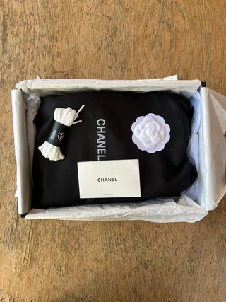 Zapatillas Chanel Plata y Blanco