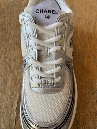 Zapatillas Chanel Plata y Blanco