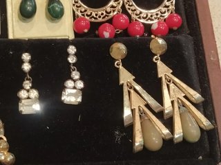 Pendientes antiguos defectuosos
