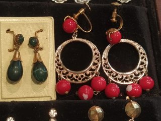 Pendientes antiguos defectuosos