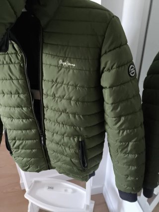 Cazadora Pepe Jeans verde acolchada con capucha