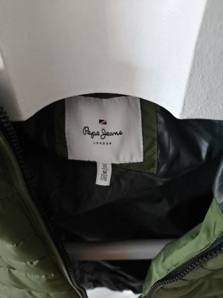 Cazadora Pepe Jeans verde acolchada con capucha