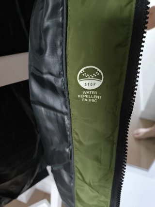 Cazadora Pepe Jeans verde acolchada con capucha
