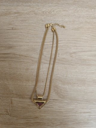 Collar dorado con piedra rosa triangular