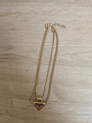 Collar dorado con piedra rosa triangular