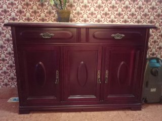 Mueble de madera con sobre de mármol