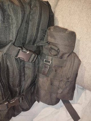 Mochila táctica negra con punchs