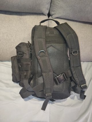 Mochila táctica negra con punchs