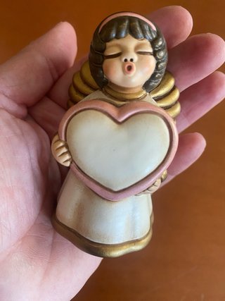 Angelo Lei Thun con cuore rosa