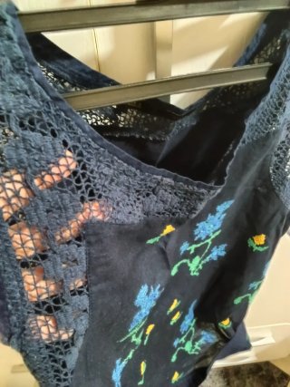 Blusa sin mangas bordada floral