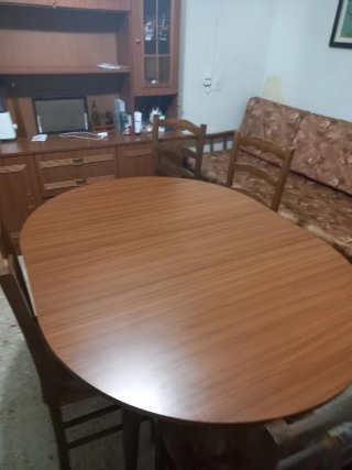 Mesa redonda madera con 4 sillas y sofá