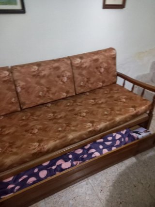 Mesa redonda madera con 4 sillas y sofá