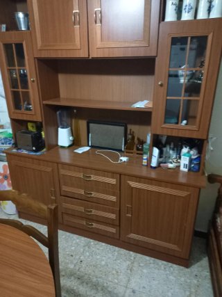 Mesa redonda madera con 4 sillas y sofá