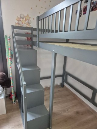 Cama alta infantil con escaleras