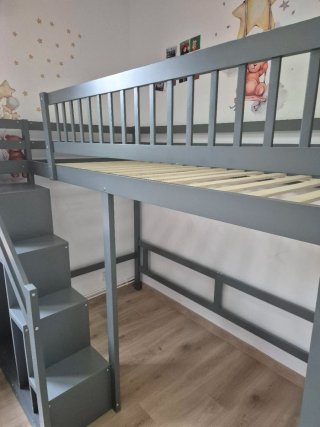 Cama alta infantil con escaleras