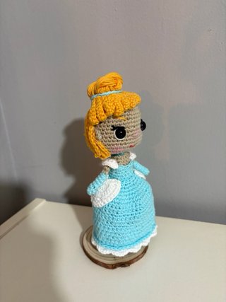 Muñeca de crochet estilo Cenicienta