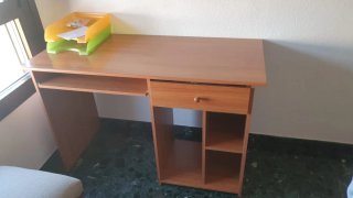 Escritorio de madera con cajón y estantes