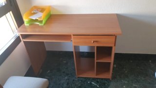 Escritorio de madera con cajón y estantes