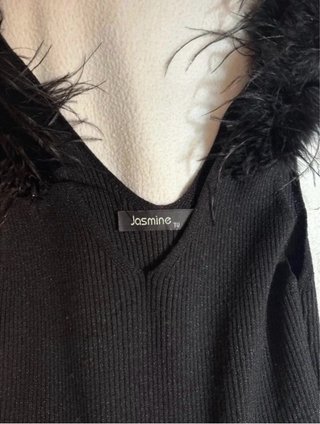 Vestido largo negro con plumas