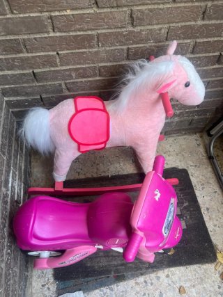 Caballo balancín rosa y moto correpasillos