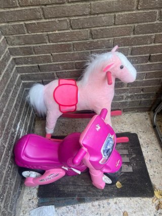 Caballo balancín rosa y moto correpasillos