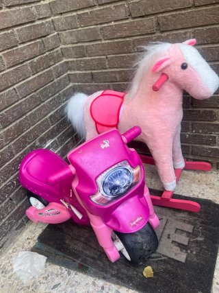 Caballo balancín rosa y moto correpasillos