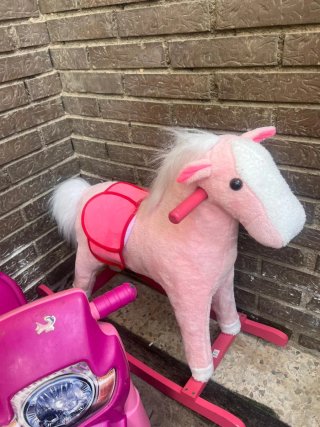 Caballo balancín rosa y moto correpasillos
