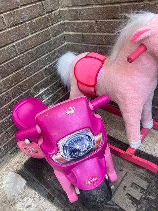 Caballo balancín rosa y moto correpasillos