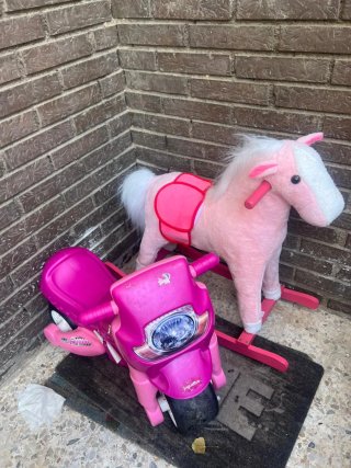 Caballo balancín rosa y moto correpasillos