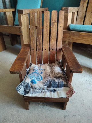 Poltroncina per bambini in pallet con design unico