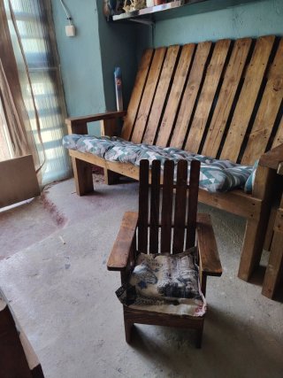 Poltroncina per bambini in pallet con design unico