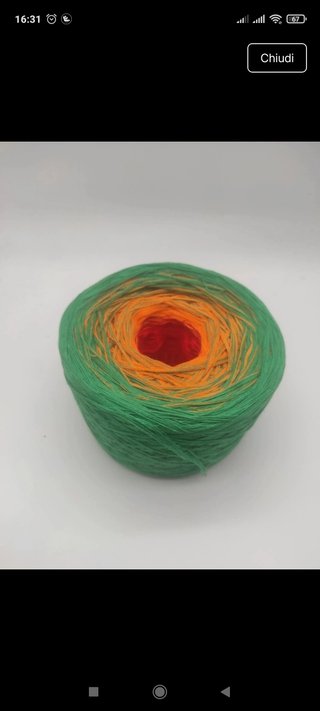 Gomitolo filato sfumato rosso, arancione, verde