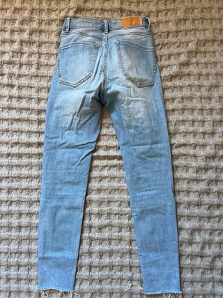 Jeans pitillo desgastados