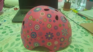 Casco bici niña rosa flores.