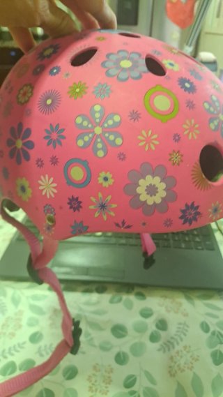 Casco bici niña rosa flores.