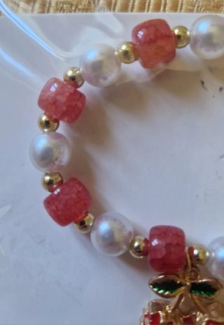 Braccialetto con fragole e perle