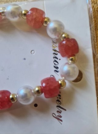 Braccialetto con fragole e perle