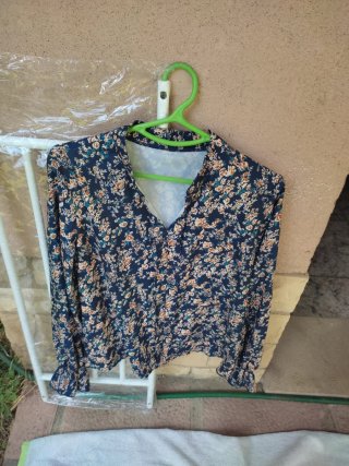 Blusa floral azul y multicolor