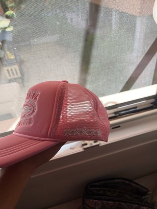 Gorra rosa con diseño bordado